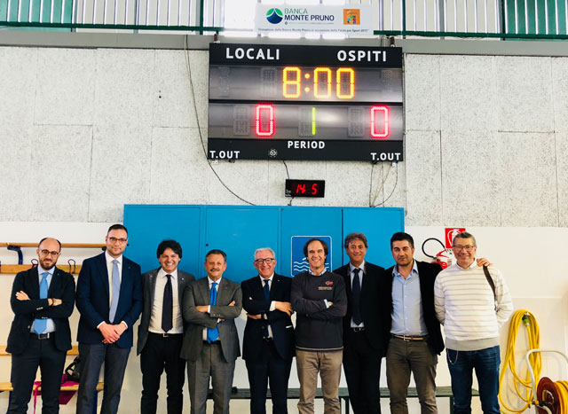 La Banca Monte Pruno dona il tabellone elettronico alla Piscina Comunale “Michele Riviello” di Potenza