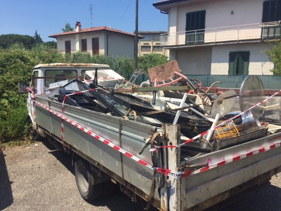 Automezzo per raccolta rifiuti speciali con autorizzazione scaduta. Scatta il sequestro a Battipaglia