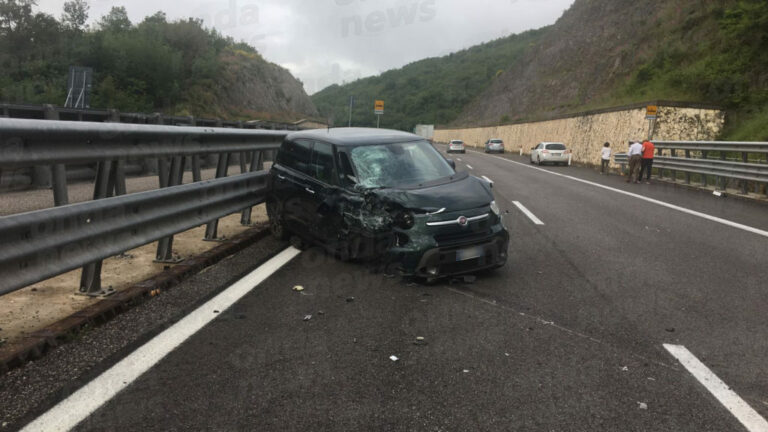 Incidente in A2 tra Petina e Polla. Auto sbanda e va a sbattere contro il guardrail