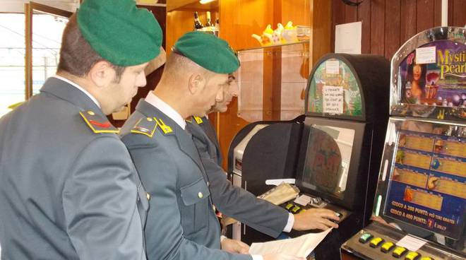 Slot machine illegali in un bar di Battipaglia. Sanzioni al titolare per oltre 100mila euro