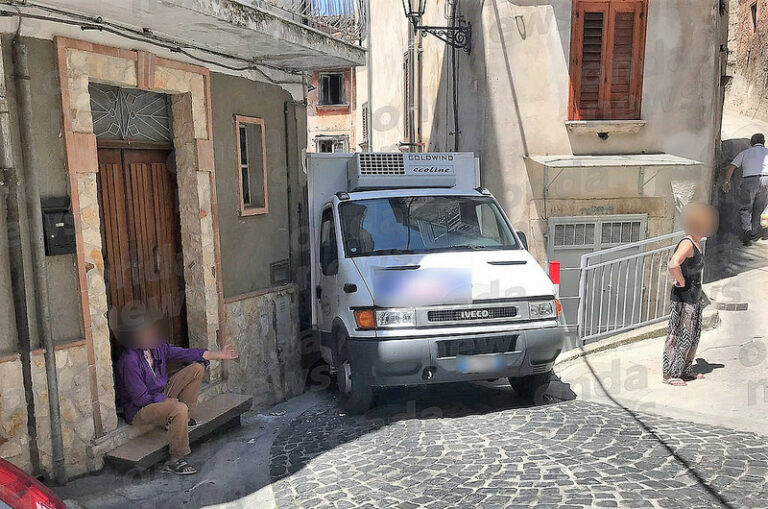 Furgone bloccato nel centro storico di Sala Consilina. Interviene la Polizia Municipale