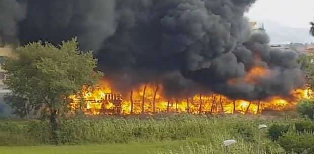 Incendio in un ingrosso tessile a Capaccio Scalo. A breve gli accertamenti ambientali dell’Arpac