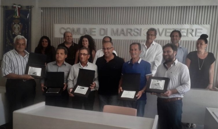 Il sindaco di Marsicovetere Cantiani consegna una targa a cinque dipendenti comunali andati in pensione