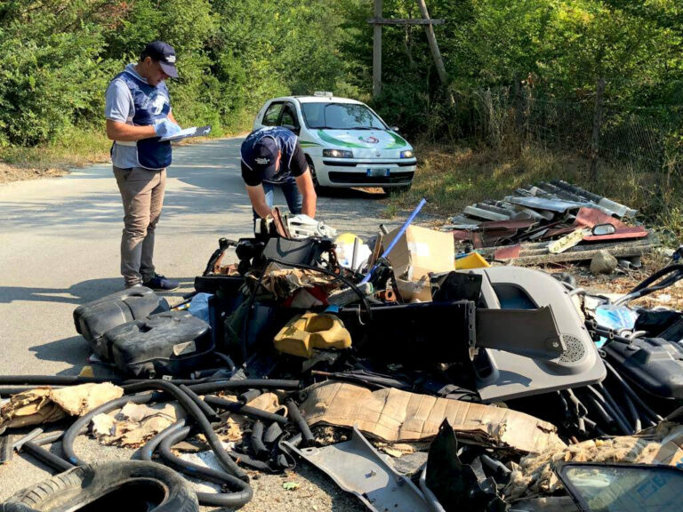 Discariche a cielo aperto a Campagna. Cumuli di plastica, eternit e rifiuti indifferenziati abbandonati