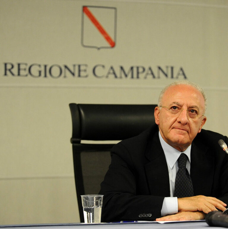 Sanità. De Luca autorizza le aziende ad anticipare i soldi per le analisi di laboratorio