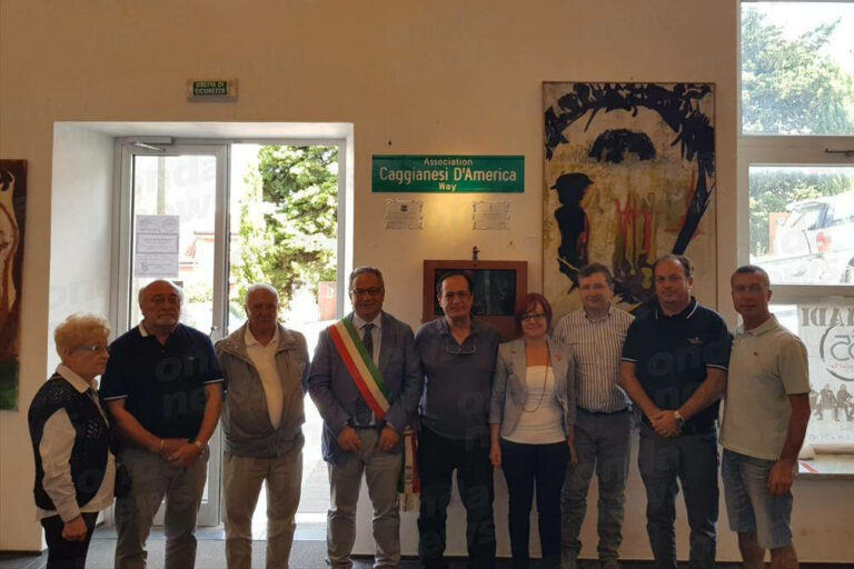 L’Associazione Caggianesi d’America posa nell’atrio del Comune la targa “Caggiano Place”