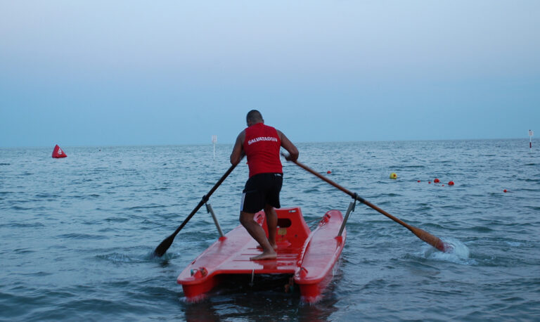 Salvano 4 vite in mare. Il Comune di Capaccio Paestum conferisce un encomio ai bagnini eroi