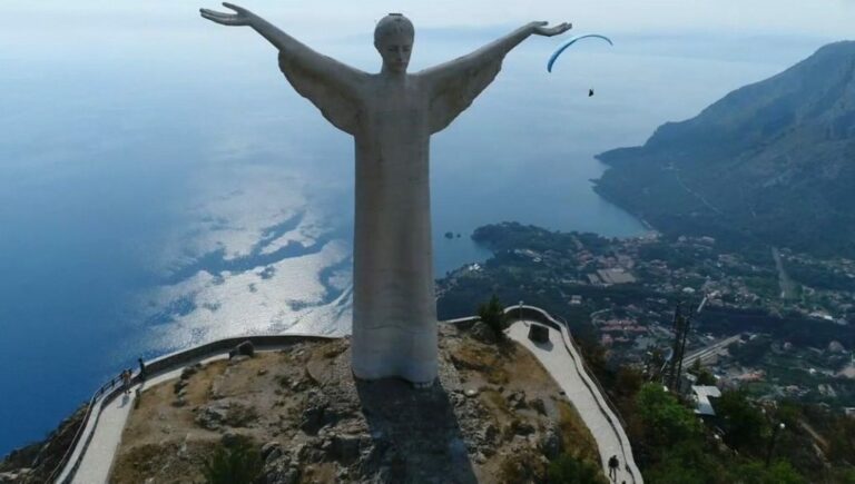 Coppia di turisti innamorati imbratta con una scritta il Cristo Redentore di Maratea. Denunciati