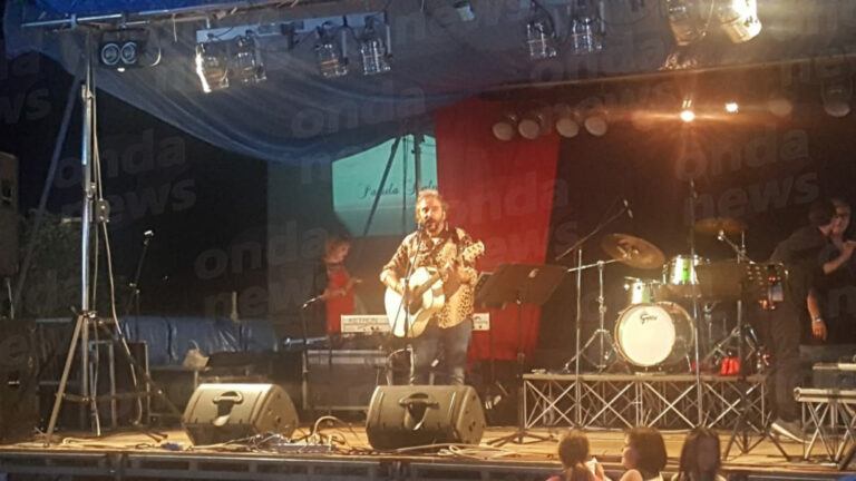 Il maltempo non ferma “La Festa della Collina” a Montesano. Successo per il concerto di Tony Tammaro