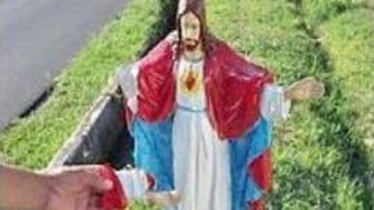 Vandali in azione a Campagna. Sfregiata la statua del Sacro Cuore di Gesù