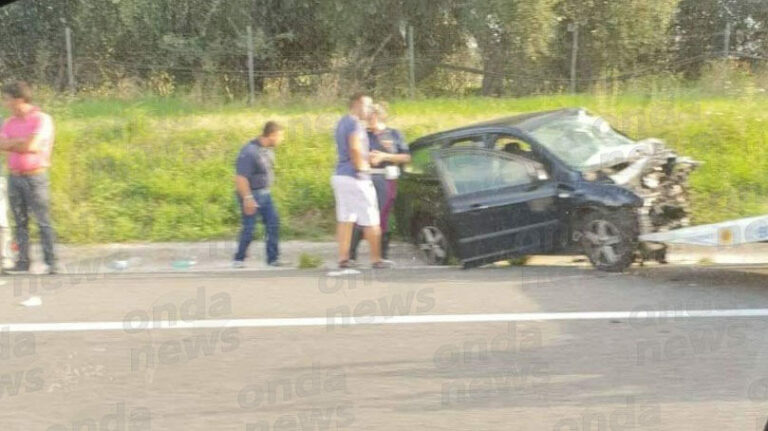 Auto sbanda e va a sbattere contro il guardrail in A2 a Campagna. Tre persone ferite