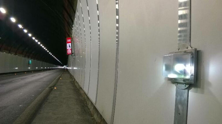 Lavori per illuminare a LED le gallerie dell’A2. Limitazioni tra Petina e Sicignano fino al 2 ottobre