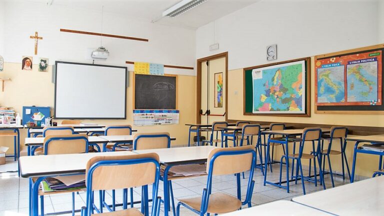 Solo tre classi per la Primaria di Petina. I genitori, per protesta, non mandano i figli a scuola