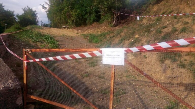 Realizzano una strada a Pignola con materiale edile di scarto e rifiuti pericolosi. Denunciati