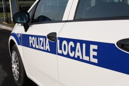 Sorpresi a fare sesso con prostitute nella pineta di Capaccio Paestum. Due uomini nei guai