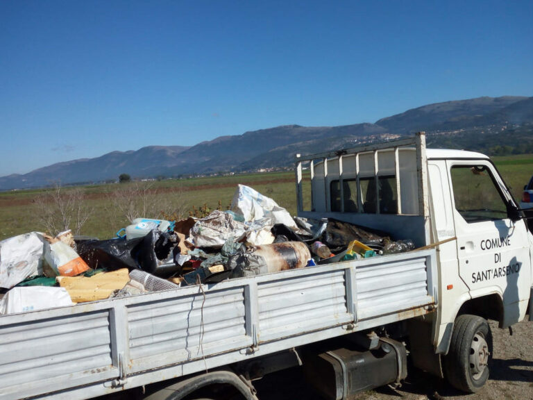 A Sant’Arsenio una raccolta straordinaria di rifiuti abbandonati illecitamente sul territorio
