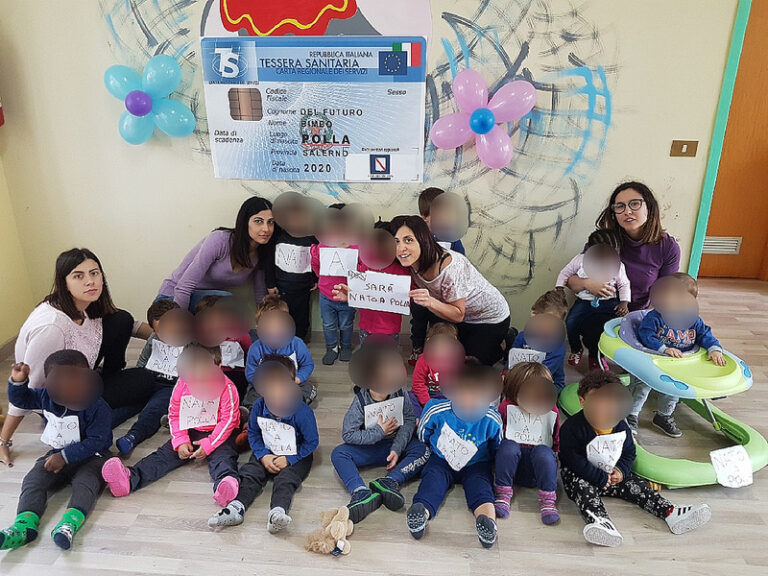 Sant’Arsenio:sulle maglie dei bimbi del nido scritta “Nato a Polla” contro la chiusura del Punto Nascita