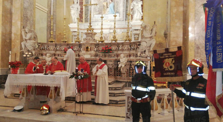 I Caschi Rossi di Sala Consilina a Salerno con le reliquie di Santa Barbara per la messa in suo onore