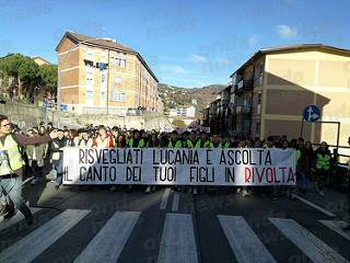 Potenza, studenti in corteo per chiedere le elezioni subito. Proteste davanti al Palazzo della Regione