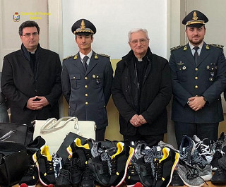 La Guardia di Finanza di Vallo della Lucania dona capi di abbigliamento per i poveri alla Caritas