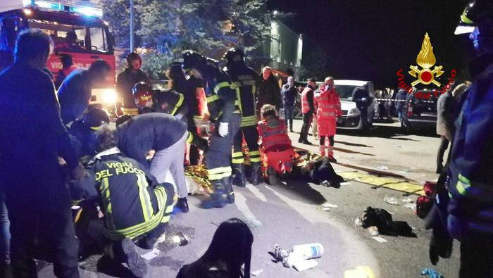 Tragedia in discoteca vicino Ancona, morte 6 persone. Salerno spegne le Luci d’Artista in segno di lutto