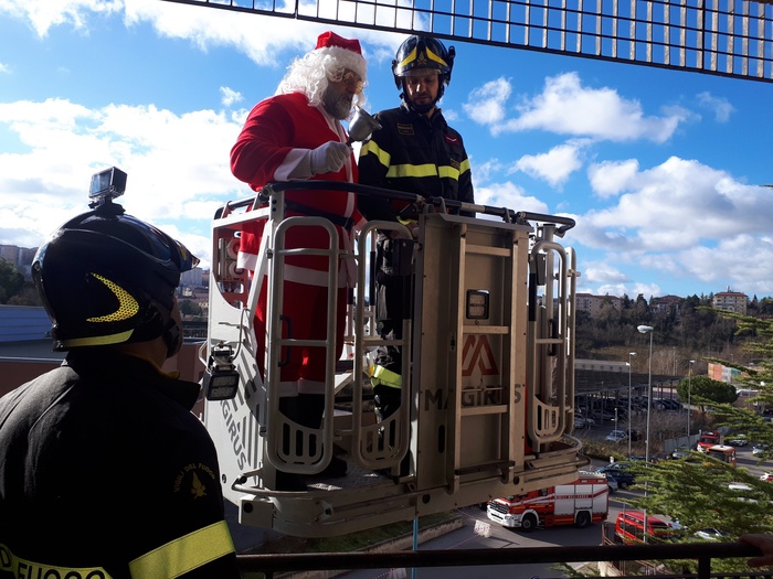 Nell'ospedale di Potenza Babbo Natale arriva sull'autoscala dei Vigili del Fuoco
