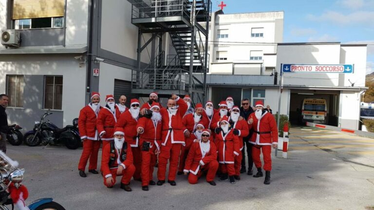Ospedale di Polla. Centauri nelle vesti di Babbo Natale fanno visita ai piccoli ricoverati in Pediatria