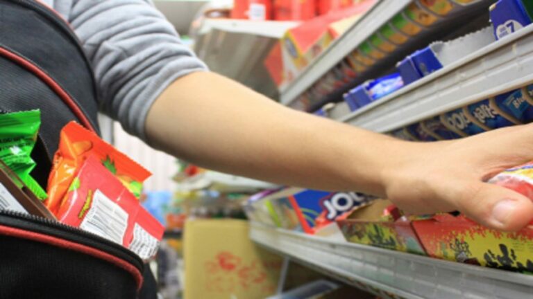 Battipaglia: mette a segno una decina di furti sul posto di lavoro, ma viene incastrato dalle telecamere