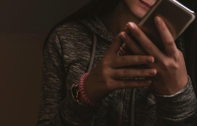 Convince una ragazzina ad inviargli foto hard. Denunciato 32enne di Battipaglia