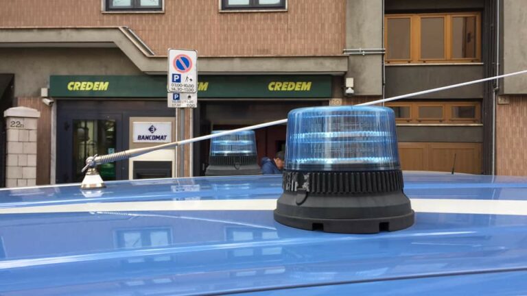 Armati di taglierino rapinano una banca al centro di Potenza e fuggono a piedi col bottino