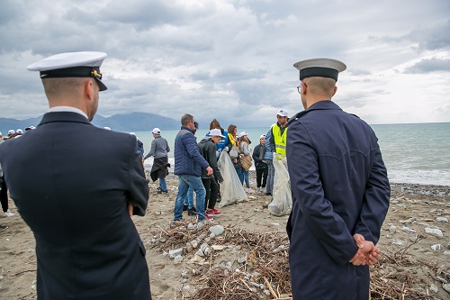 “Appuntamento con l’Ambiente” a Policastro. Giovani e volontari ripuliscono la spiaggia dai rifiuti