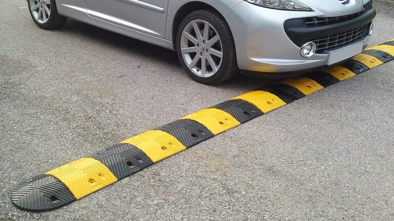 Automobilisti indisciplinati a Sant’Arsenio. Il Comune fa installare i dossi artificiali in via Roma
