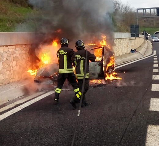 auto incendiata a2 evidenza