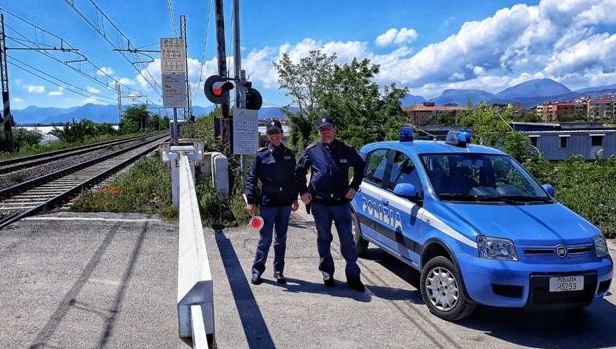 Rompe con l’autocarro la barriera del passaggio a livello a Battipaglia. Denunciato