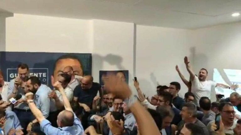 A Potenza il saluto romano per festeggiare il neo eletto sindaco leghista. La foto diventa virale