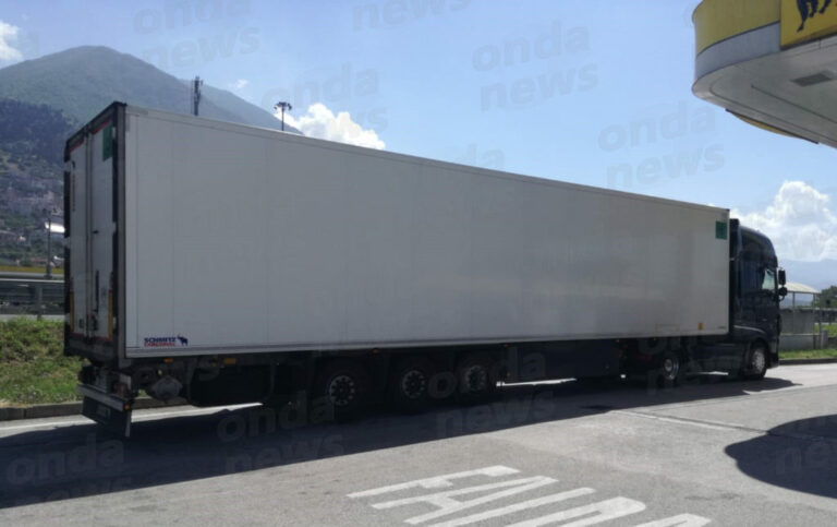 Camion perde liquido sospetto lungo l’A2 a Campagna. Scatta la contravvenzione della Polizia Stradale