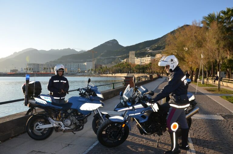 Cammina per strada a Salerno con un coltello da cucina e in stato di agitazione. In manette pregiudicato