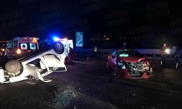 Violento scontro tra auto in A2 a Salerno, una si ribalta. Due persone ferite, traffico in tilt