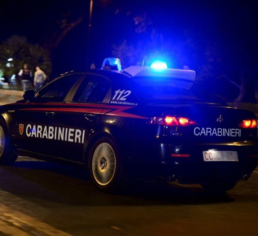 Coppia si apparta in auto a Battipaglia e viene aggredita e rapinata da quattro stranieri. Si indaga