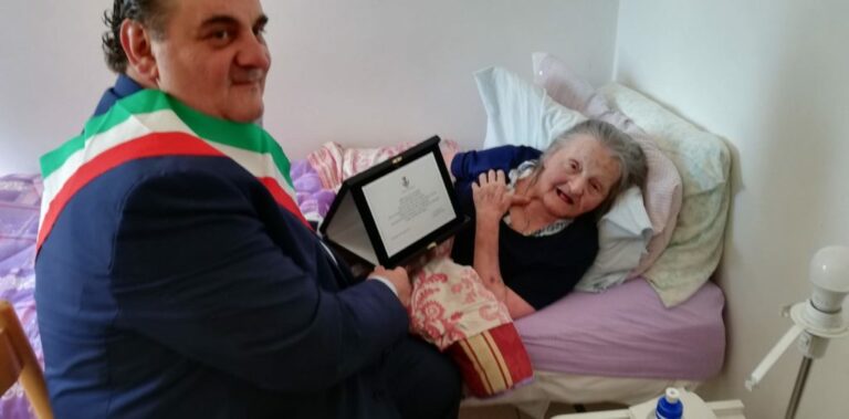 La comunità di Ricigliano in festa per i 100 anni di nonna Gilda Macchiarelli