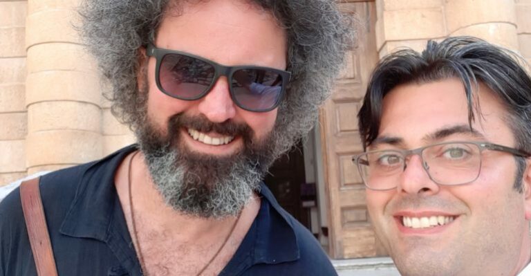 simone-cristicchi-con-la-guida-turistica-giuseppe-verga-alla-Certosa-di-Padula-770x400