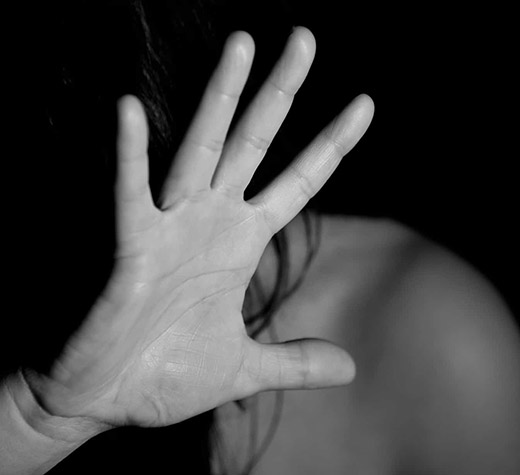 Segrega la moglie in casa per anni, picchiandola e violentandola. Arrestato pakistano a Battipaglia