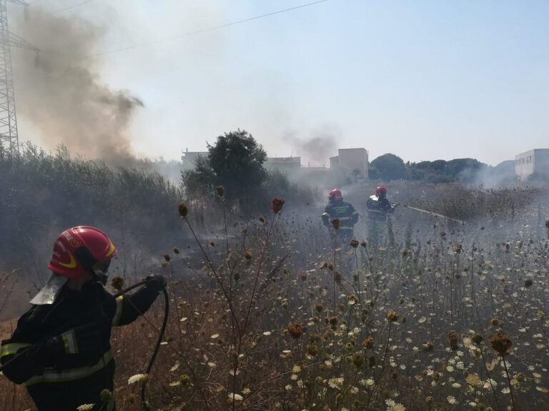 Incendio nella Zona Industriale di Battipaglia. Intossicati due volontari e due vigili del fuoco