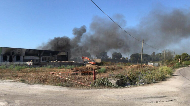 Incendio di Battipaglia. Domani chiuse le scuole su tutto il territorio comunale