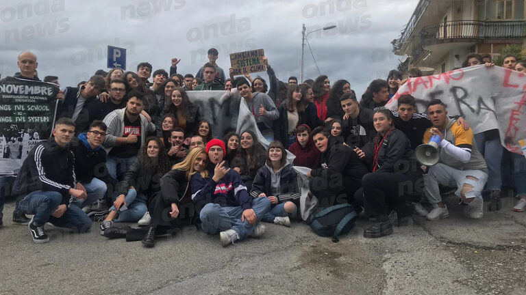 “Siamo il futuro ma senza futuro”. Gli studenti del Vallo di Diano manifestano a Sala Consilina