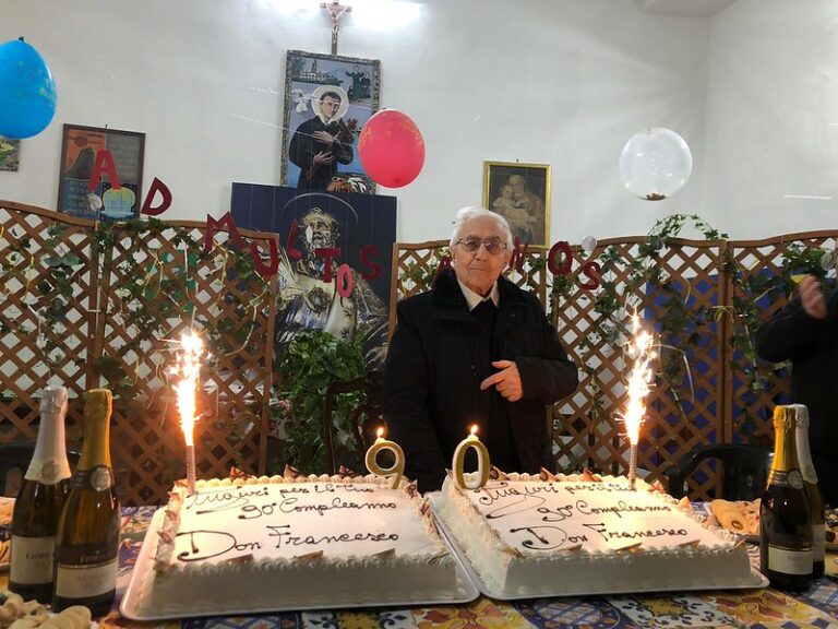 Vietri di Potenza festeggia i 90 anni di don Francesco Parrella,per quasi 60 anni parroco della comunità