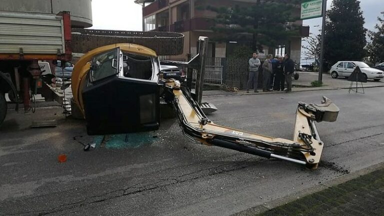 Si ribalta con l’escavatore sulla strada. Paura per un operaio a Campagna