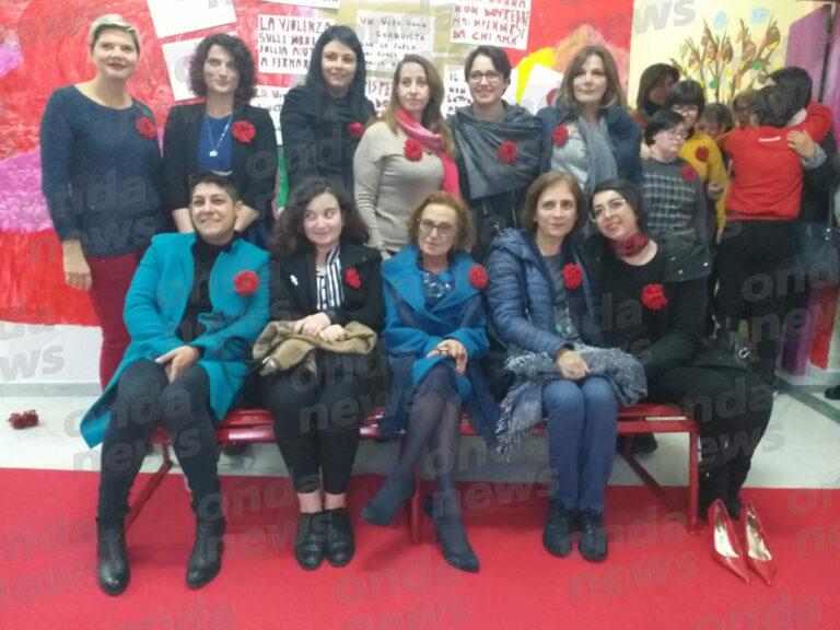 A San Gregorio Magno e Ricigliano 2 panchine rosse come simbolo di lotta contro la violenza sulle donne
