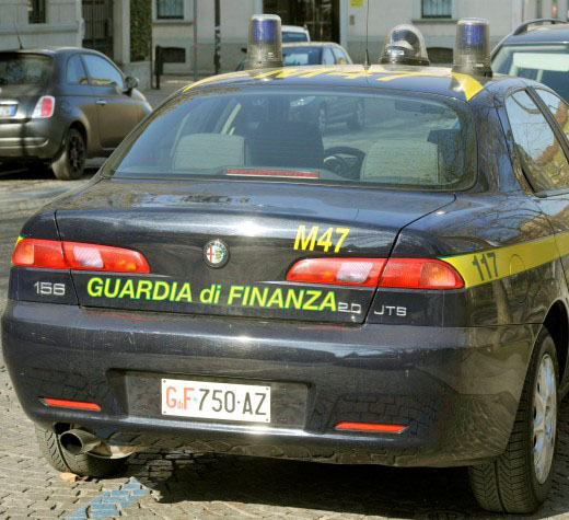 Gasolio agricolo venduto a camionisti e automobilisti ad Altavilla Silentina. Maxi sequestro di beni