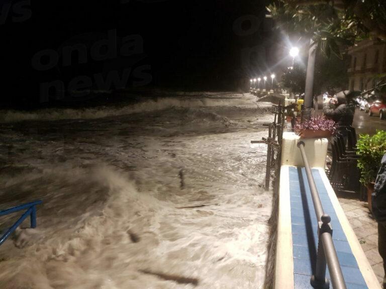 Violenta mareggiata a Scario. Le onde alte lambiscono il Lungomare
